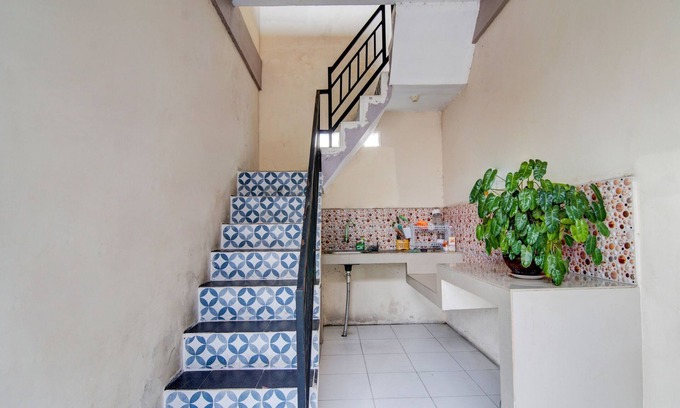 Pekanbaru Hotel | OYO 92861 Raya Guest House Syariah