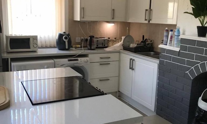 Leeds Bed & Breakfast | OYO Woodville Lodge Leeds