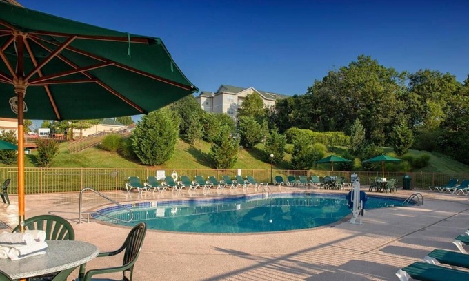 Branson Hotel | Ozark Escape Minutes from Attractions – Balcony, Kitchen & Open Layout | 3 Units