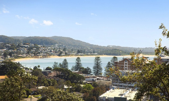 Terrigal House | Pacific Ocean views beach house. Walk to beach.