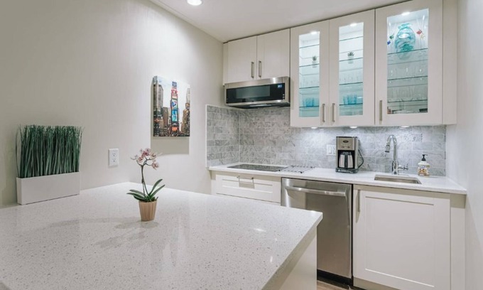 Dunbar House | “Pacific Spirit Park” SAUNA new modern suite UBC