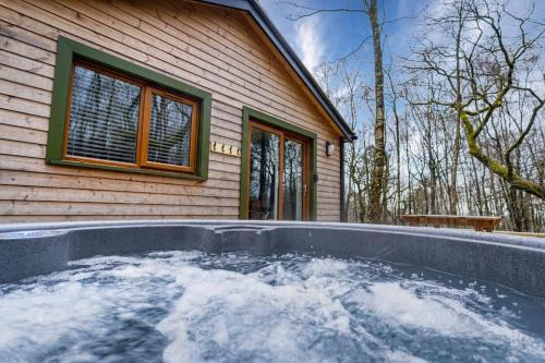 Farley House | Padley; woodland lodge with hot tub for 2-4 in the Staffordshire Moorlands