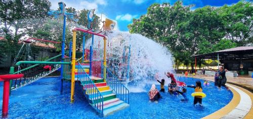 Malacca City Apartment | Palace Top 1 Waterpark Family Resort Melaka Town - Free Tickets with Unlimited Access