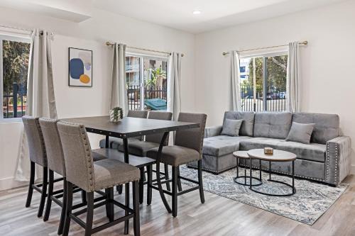 Wilshire House | Palm Breeze Escape