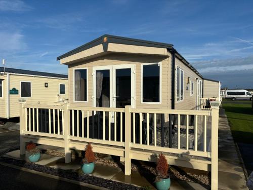 Chapel Saint Leonards Apartment | Palm Grove 121 - Golden Palm Resort - Pet friendly, WiFi, close to beach and clubhouse - Meadow Lakes Caravan & Lodge Hire