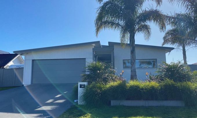 Papamoa Beach House | Palm Springs, Papamoa Paradise.