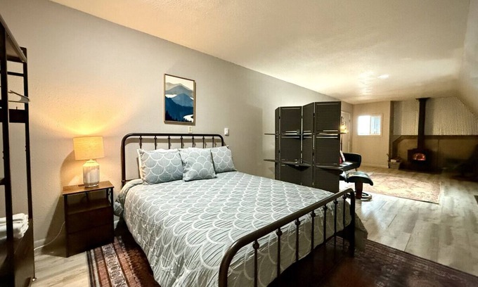 Baker City Apartment | Palmer`s Ski Shack, Cozy studio for 2!