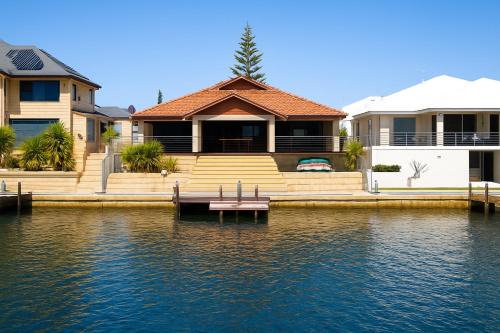 Wannanup House | Panda Living canal house