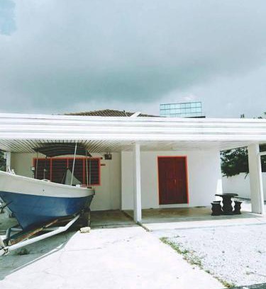 Taman Pantai Dickson House | Pandai dickson Banglow white & yellow house