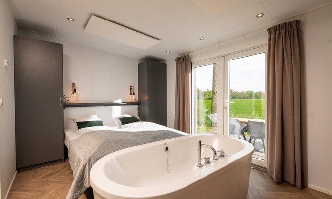 Municipality of Rijssen-Holten Ski Chalet | Panorama lodge with wellness and hottub | 2 p.