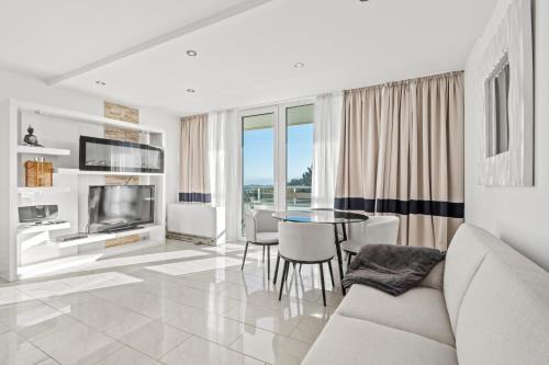 Oberteuringen Apartment | Panoramasuite 81 - See- und Bergblick sowie beheizter Indoor-Pool