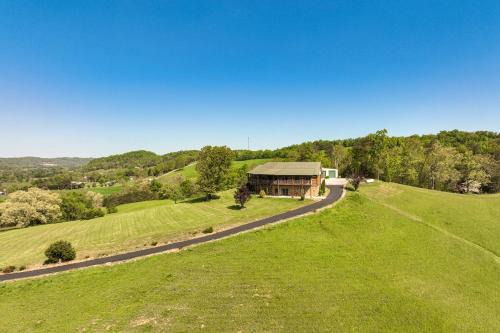 Newport House | Panoramic Mtn Views Spacious Tennessee Home!