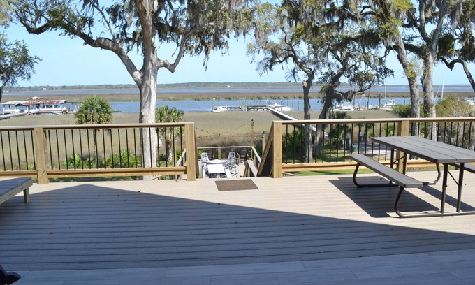 Sunbury House | Panoramic river views next to Sunbury Crab Co