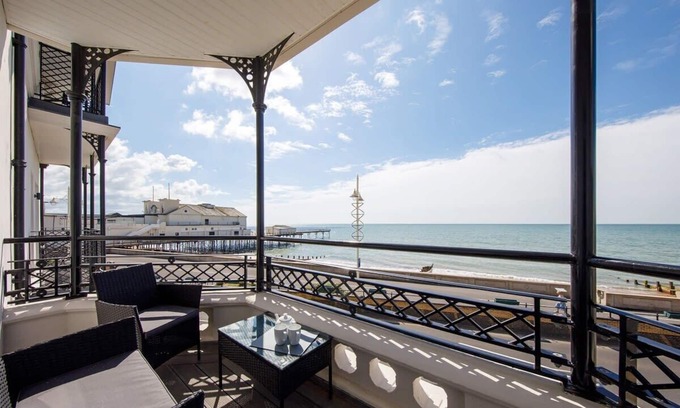 Bognor Regis Apartment | Panoramic sea views in beachfront apt w/balcony