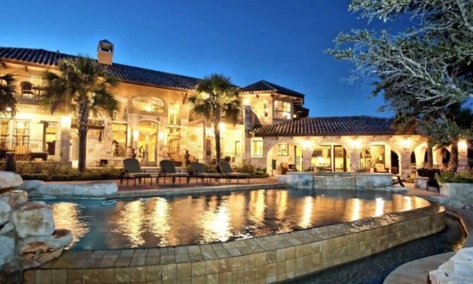 Marshall's Point House | Panoramic Views! 180' of Lake Travis - Book 3 nights, get 4th half off Aug 2025