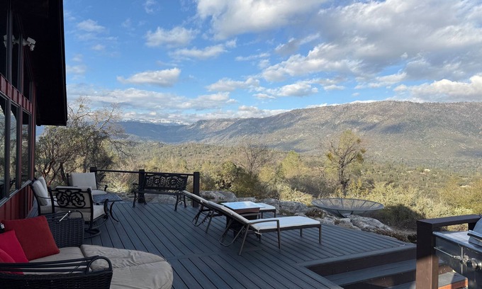 North Fork House | Panoramic Yosemite Cabin w/Decks & Wildlife