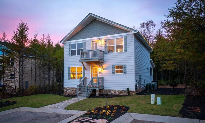 Helen House | Par-Tee Haus I- Game Room & Hot Tub-Walk to Helen
