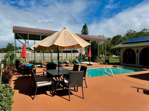 Port Malabar House | Paradise at Peaceful in Palm BayTiki Bar Pool Spa 4 Bedroom 2 Full Bathrooms 2 half Bathrooms