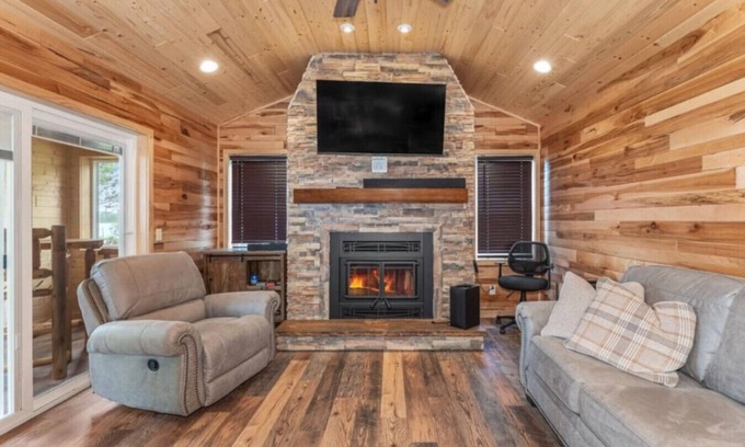 Phelps Cabin | Paradise McPartlin's Resort Cabin 4