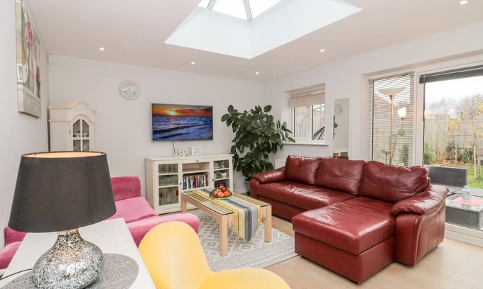 Highcliffe-on-Sea Cottage | PARADISE VILLA, pet friendly, with a garden in Highcliffe