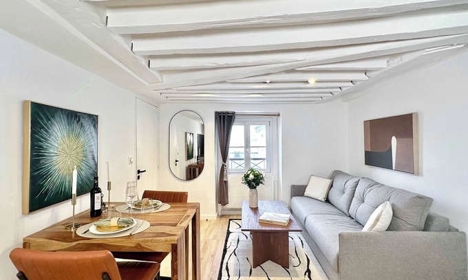 Quartier de la Porte-Saint-Denis Apartment | Parisian Chic: Elevator Apartment near Bourse