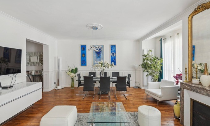 17th Arrondissement Apartment | Parisian elegance near the Champs-Élysées