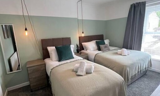 Margam Apartment | Parking, 2 Bathrooms, Dining space & Garden