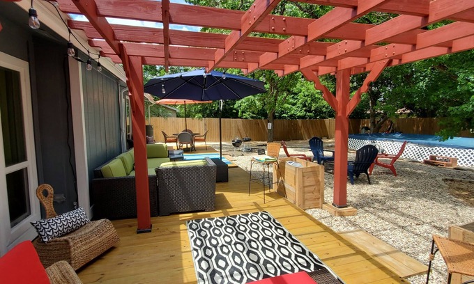 Austin House | Party with a Jaccuzzi, Firepit and Backyard Games for 12+