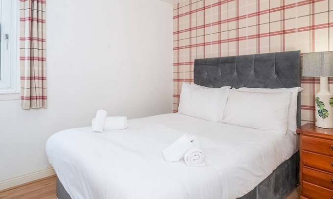 Longcroft House | Pass the Keys | 3 Bedroom Townhouse with Parking