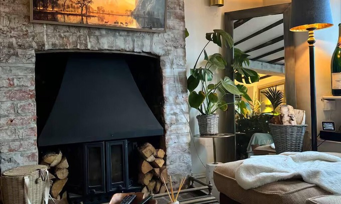 Steeple Aston House | Pass the Keys | Boho Chic Cottage & Wild Garden nr Soho Farmhouse