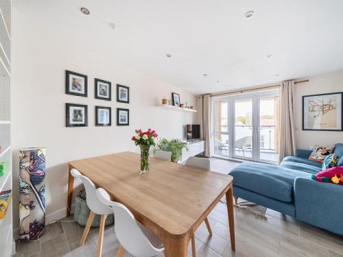Runnymede Apartment | Pass the Keys Bright modern flat wparking