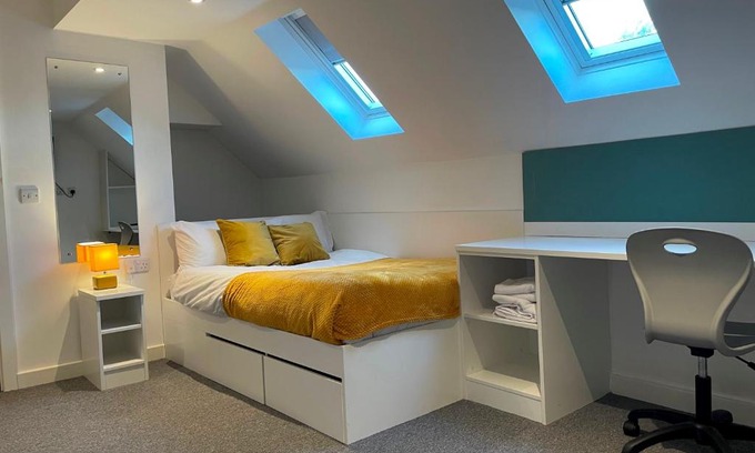 Lincoln House | Pass the Keys Centrally located Studio Apartment