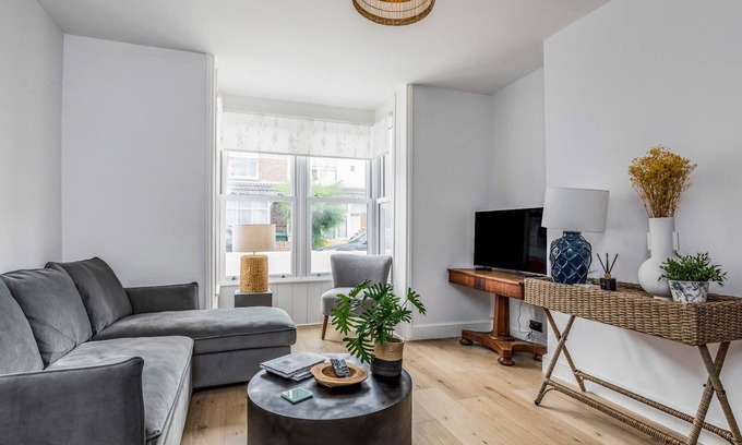 Felpham House | Pass the Keys | Delightful 2 Bed House a Stones Throw From Beach