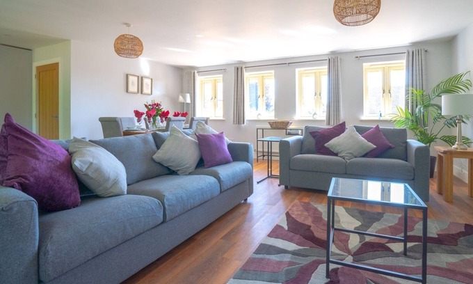 Ebrington House | Pass the Keys | The Stables - Stylish cottage | hot tub | parking