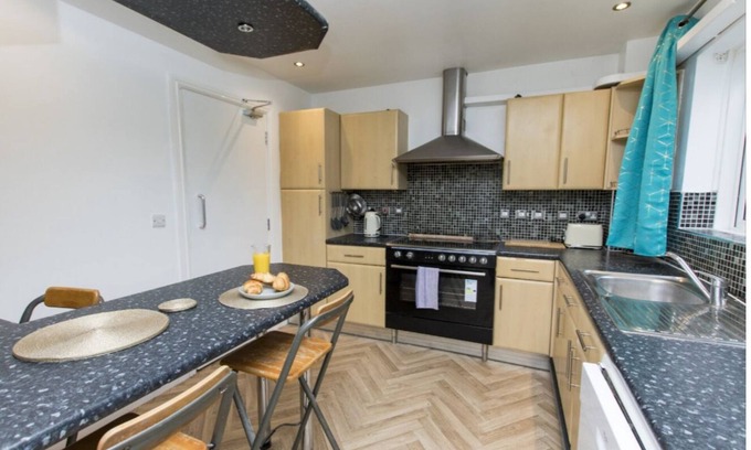 Edgbaston House | Pass the Keys | Stunning 5 Bedroom House