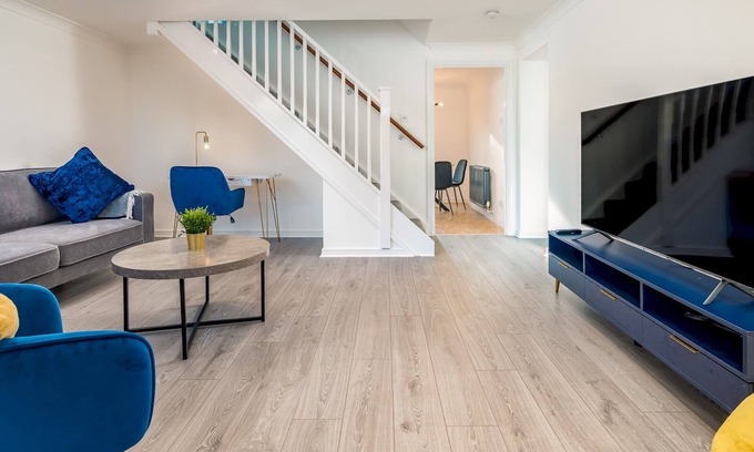 Borehamwood House | Pass the Keys | Stylish 4 Bedroom Home with Parking in Borehamwood