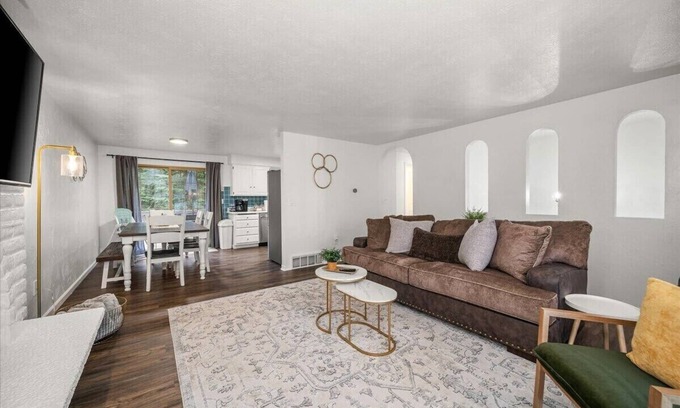 Fairwood House | Peaceful Haven I Stylish Home in North Spokane!