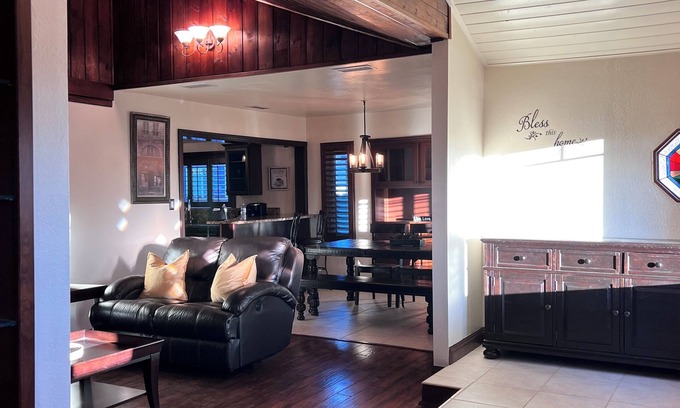 Riverside House | Peaceful Historical Home, close to great hiking trails.nnear downtown Riverside.