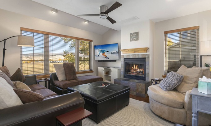 Gypsum House | Peaceful & Quiet!n28+Day welcome, with Workspace, Garage and Privacy.