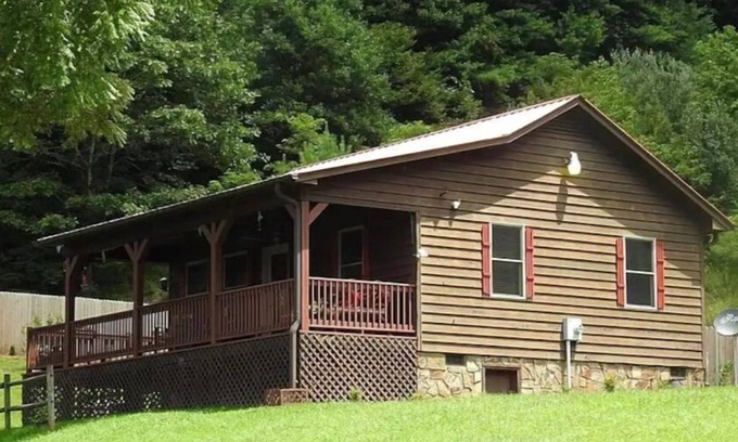 Galax Cabin | Peaceful & Relaxing Creekside Cabin Book 3 Nights Get 1 Night Free Book 7/Get20%