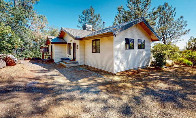 Chico House | Peaceful retreat 1000 ft above the valley floor with ozonated pool & yoga room