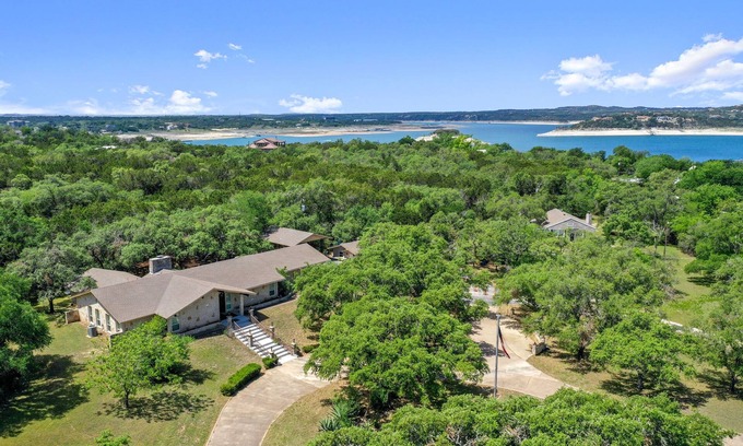 Volente House | Peaceful Retreat near Lake Travis & Volente