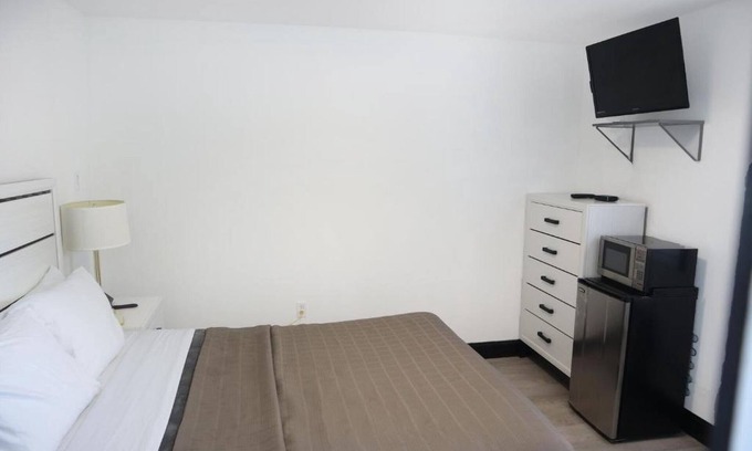 Ronks Hotel | Peaceful Stay near Rockvale Outlets w/Parking Available on Site