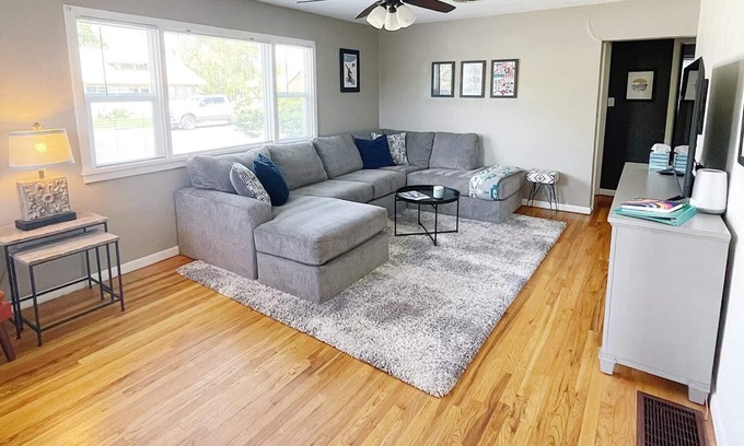 Fruita House | Peach Tree: Sunny Backyard & Game Room Fun