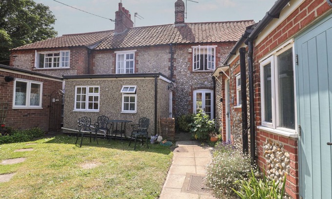 Holt Cottage | PEBBLE, pet friendly, character holiday cottage in Blakeney, Norfolk