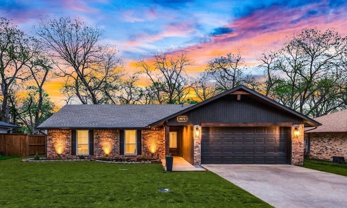 Frisco House | Pecan Grove: Stroll Downtown Frisco