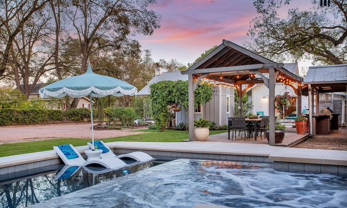 Fredericksburg Villa | Pecan Villa with Access to Swimming Pool and Hot Tub