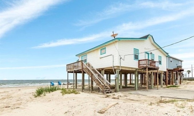 Surfside Beach House | Pedestrian Beach Front 3- bedroom house in Surfside Beach