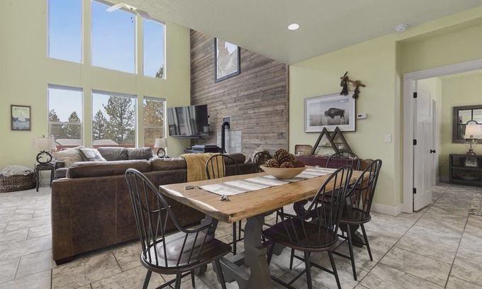 Cascade House | Peek-A-Boo View ~ Luxe in the Pines