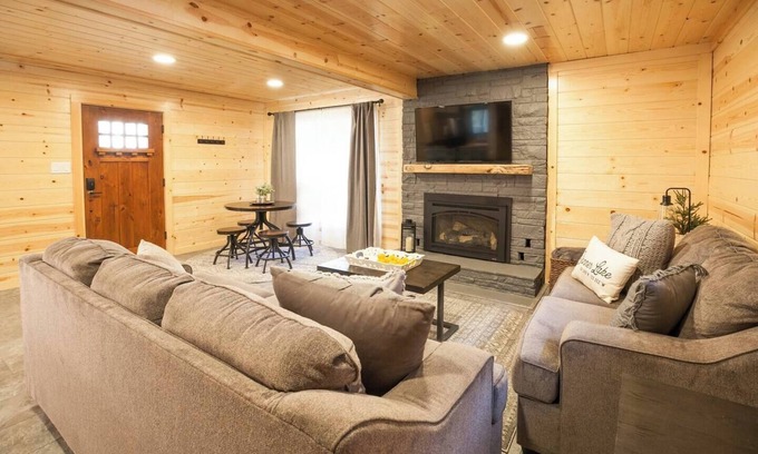 Donner Lake Woods Cabin | Peek of Donner Lake | Walk to West End Pub!